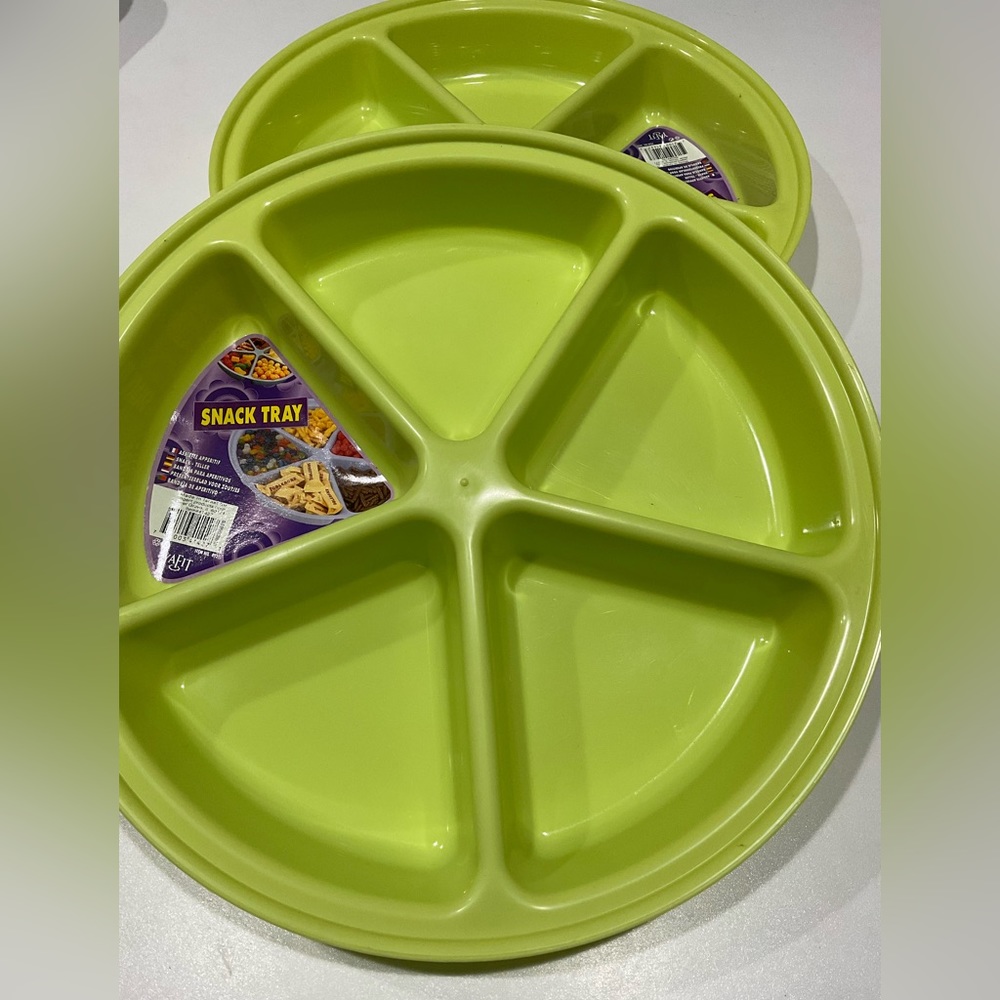 ❤️❤️❤️NWT Set of Two Green Hard Plastic Snack Trays, 13” diameter